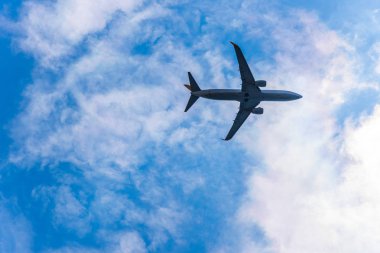 Antalya Şehir Türkiye'de yukarıda gökyüzü ile çalışan uçak