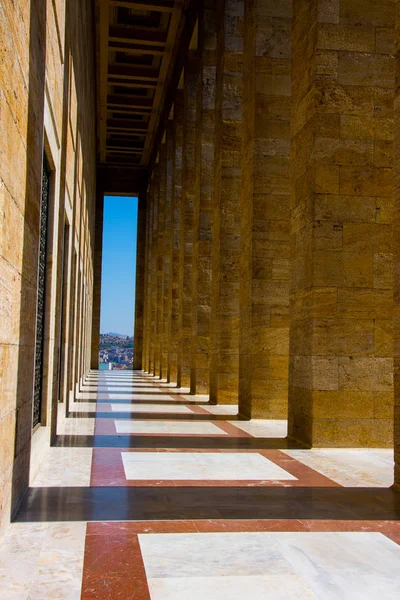 Stretto Passaggio Con Colonne Modello Fare Ombre Intorno Alla Antikabir — Foto Stock