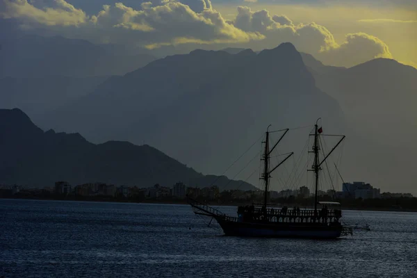 Barco Turístico Mar Mediterrâneo Cidade Antalya Turquia — Fotografia de Stock