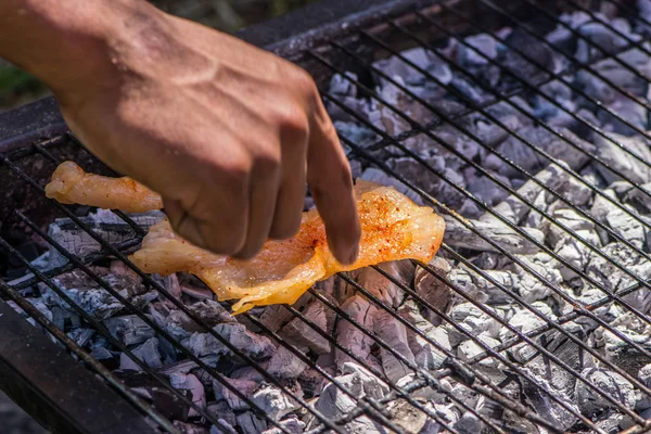 Homem Colocando Peito Frango Temperada Grelha Para Fazer Almoço Para — Fotografia de Stock