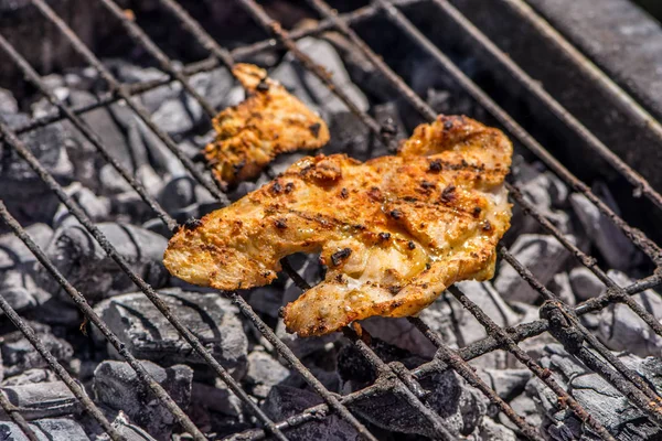 グリルで食べる準備ができての鶏の胸肉 — ストック写真