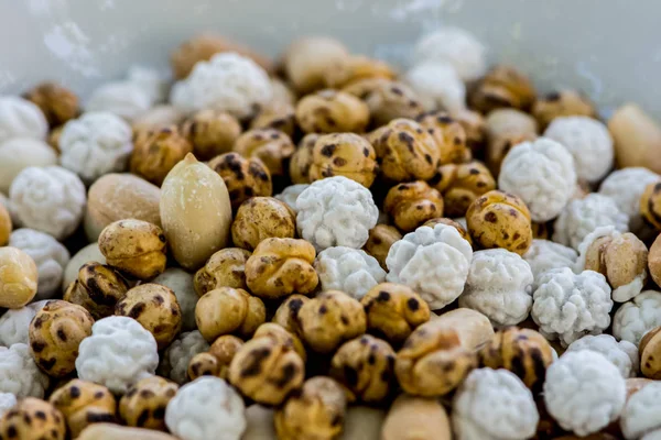 Beyaz ve kahverengi nohut ve kase fıstık karışımı