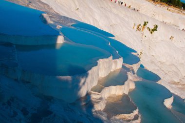 Kalsiyum karbonat Pamukkkale içinde yer alan yapılmış beyaz kayalar su dolu küçük yüzme havuzları