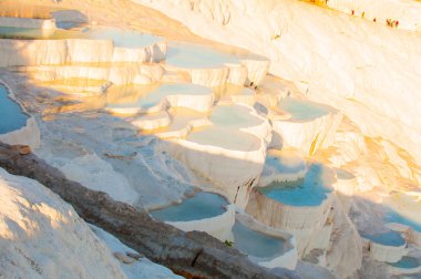 Kalsiyum karbonat Pamukkkale içinde yer alan yapılmış beyaz kayalar su dolu küçük yüzme havuzları