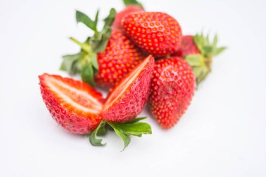 Olgun çilek beyaz zemin üzerine iki halfs.