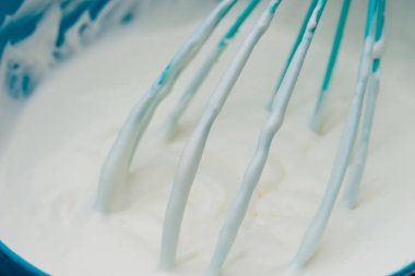 Bir şey yapmak hazırlanıyor mavi plastik kapta beyaz krema