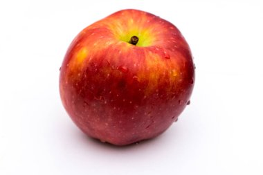 Beyaz arka plan üzerinde iki bütün soyulmamış şeftali