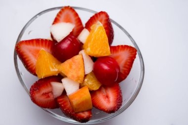 Beyaz arka plan üzerinde cam kapta hazırlanan meyve salat