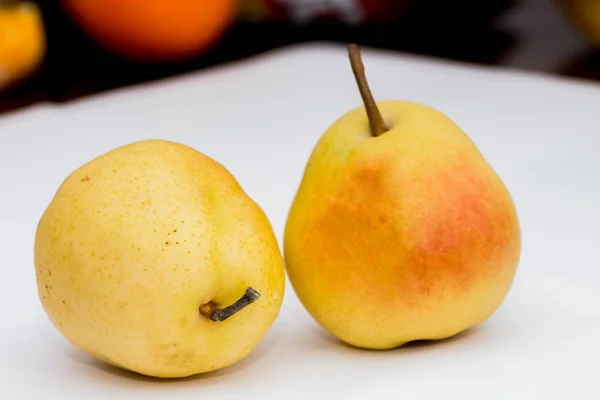 Twee Biologische Peren Witte Achtergrond Keuken — Stockfoto