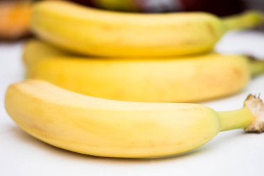 Beyaz zemin üzerine sarı muz meyve demet