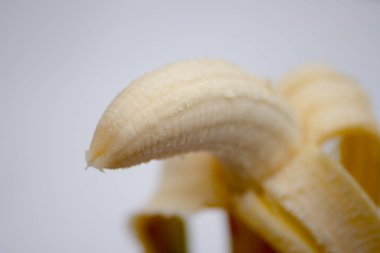 Soyulmuş muz beyaz zemin üzerine