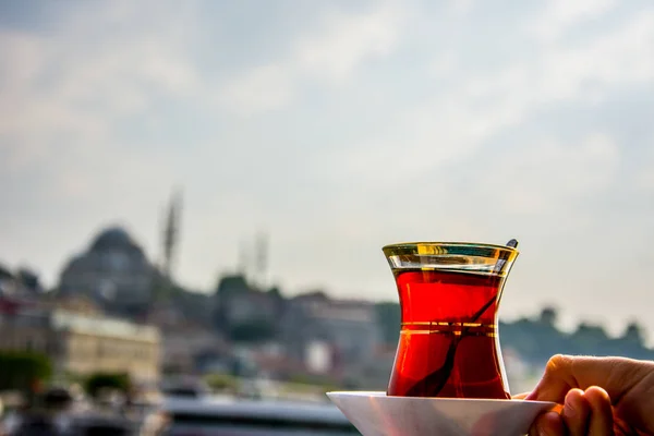 Török Tea Isztambulban Isztambul Város Tenger Gyönyörű Háttérben — Stock Fotó
