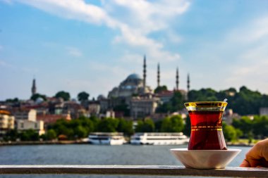 Istanbul'da deniz Istanbul şehir ve mavi gökyüzünün güzel arka plan ile Türk çay