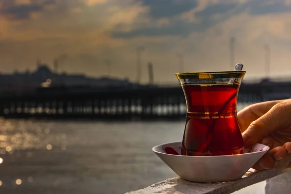 Turecký Čaj Moři Istanbulu Mostem Krásné Nebe Pozadí — Stock fotografie