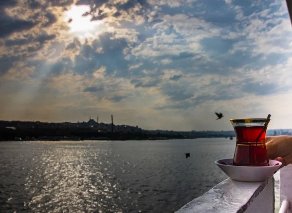 在伊斯坦布尔的海上 以伊斯坦布尔市 大海和美丽的天空为背景的土耳其茶 — 图库照片