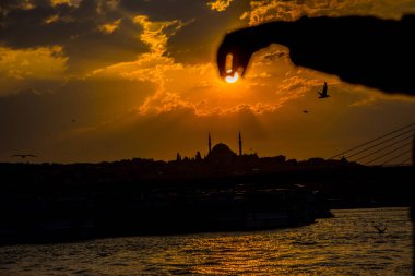 Güneş onun elleri durig tarafından Türkiye'de Istanbul şehir yukarıdaki günbatımı zaman tutan kız