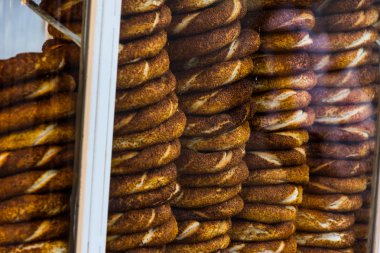 Ünlü simit simit arabası sokakta