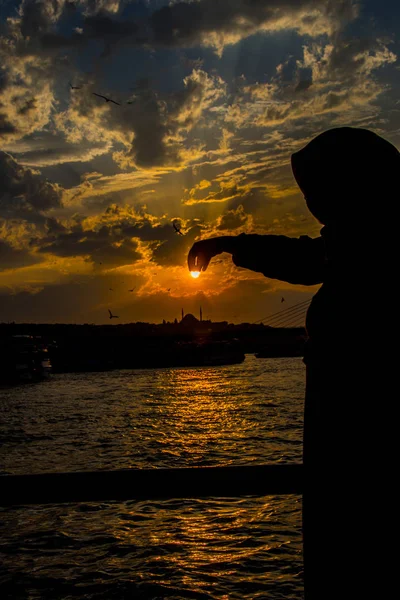 Flickan Håller Solen Genom Hennes Händer Durig Solnedgången Tid Ovanför — Stockfoto