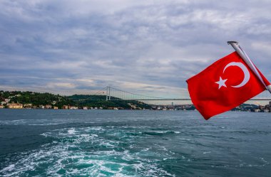 Istanbul'da Türk bayrağı görünümü ile geminin arkasına kaldırdı