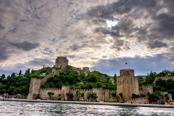 İstanbul 'un şehir Türkiye'de tepe üzerinde ünlü Rumeli Kalesi