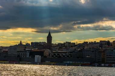 Galata Kulesi Istanbul şehir Türkiye'de Karaköy bölümünde yukarıda günbatımı