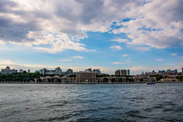 Het Prachtige Historische Paleis Dolmabahce Oever Van Bosporus Istanbul — Stockfoto