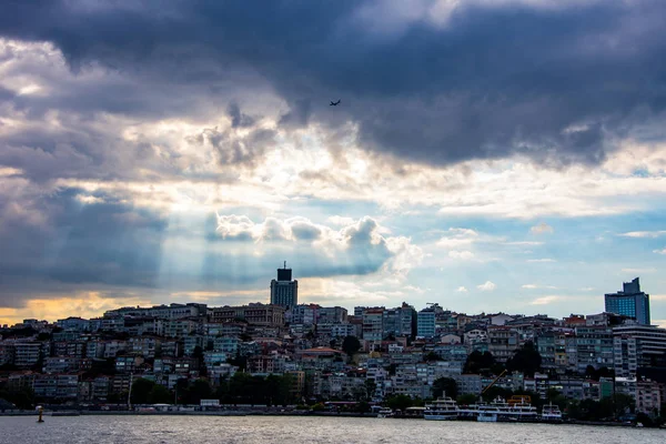 Sonnenstrahlen Über Dem Urbanen Teil Der Stadt Istanbul Meer — Stockfoto