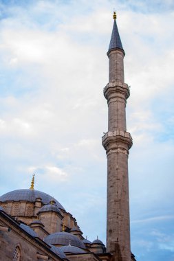 Fatih Camii minaresi ile şehir İstanbul 'un arka planda gökyüzü güzel renk