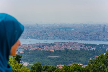 Kız Çamlıca Tepesi'nden Istanbul şehri arıyor