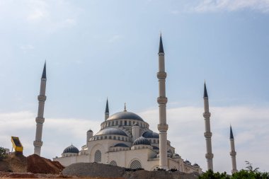 Şimdi Istanbul'daki en büyük cami bina sırasında zamanı Cumhuriyeti Camii