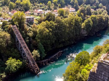 Yok edilen demiryolu Köprüsü nehir Neretva Bosna ve Hersek'teki Savaşı sırasında uçağı görünümü
