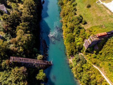 Yok edilen demiryolu Köprüsü nehir Neretva Bosna ve Hersek'teki Savaşı sırasında uçağı görünümü