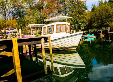Bosna Plivsko gölde Harbor beyaz tekne