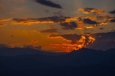 Bodrum, Türkiye'nin şehir dağlarda yukarıda günbatımı
