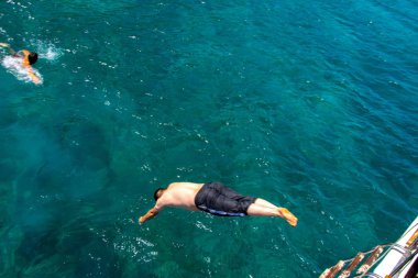 Tekne Ege denize atlama adam