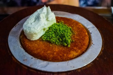 Künefe en iyi Türk çöl masada krema ile servis