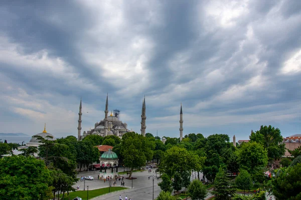View Blue Mosque Park Front While Tourists Walking Istanbul Turkey — Stock Photo, Image