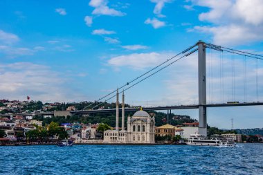 Istanbul 'da Mecidiye Camii ve Istanbul Boğaz Köprüsü, Türkiye 29 Haziran 2018