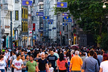 Istanbul 'da Taksim 'de uzun sokakta yürüyen insanlar, Türkiye 29 Haziran 2018