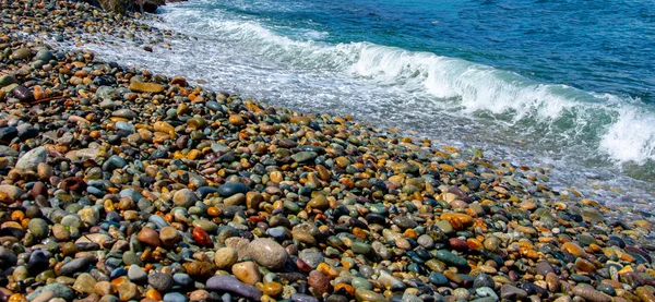 The waves of the Black sea hitting the rocks on the beach in city of Giresun — Stock Photo, Image