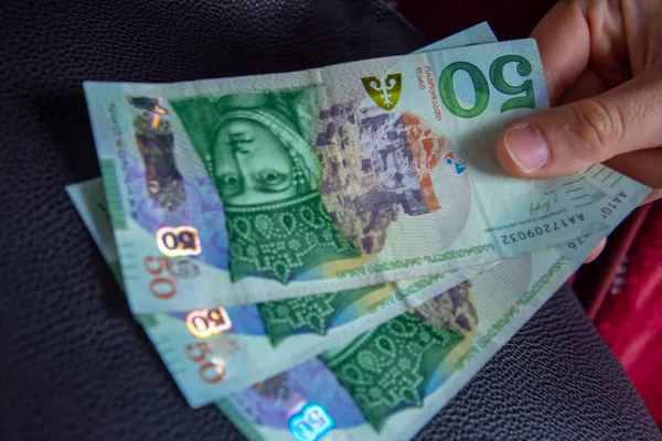 Kız elinde Gürcü kağıt para tutan 