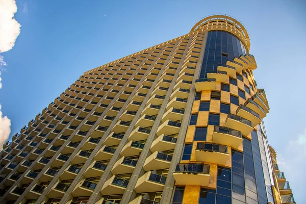 Hermoso edificio de diseño con balcones en la ciudad de Batumi —  Fotos de Stock