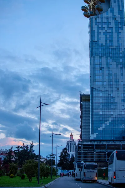 A rua na cidade de Batumi com belos edifícios modernos — Fotografia de Stock