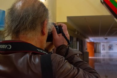 Afyon Kocatepe Üniversitesi Bina içinde top kamera ile fotoğraf çekerken adam, afyon, Türkiye, 27. Mart 2018. 