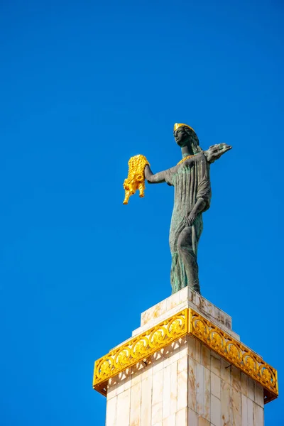 Medea szobor az arany a város Batumi, Grúzia április 21, 2018 — Stock Fotó