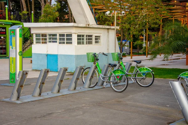 The bikes for rent in the city of Batumi, Georgia 21. april 2018 — Stock Photo, Image