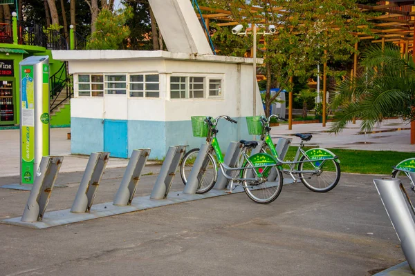 Les vélos à louer dans la ville de Batumi, Géorgie 21. avril 2018 — Photo