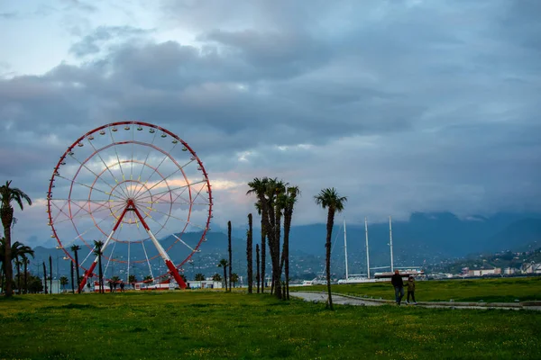 Roda gigante na cidade de Batumi, Geórgia, 21 de abril de 2018 . — Fotografia de Stock