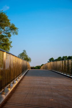 Bad Oeynhause şehrinde Werre nehri üzerinde Werrekuss köprü