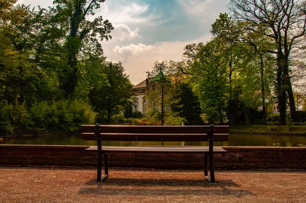 Banco vacío en el parque en la ciudad de Bad oeynhausen — Foto de Stock